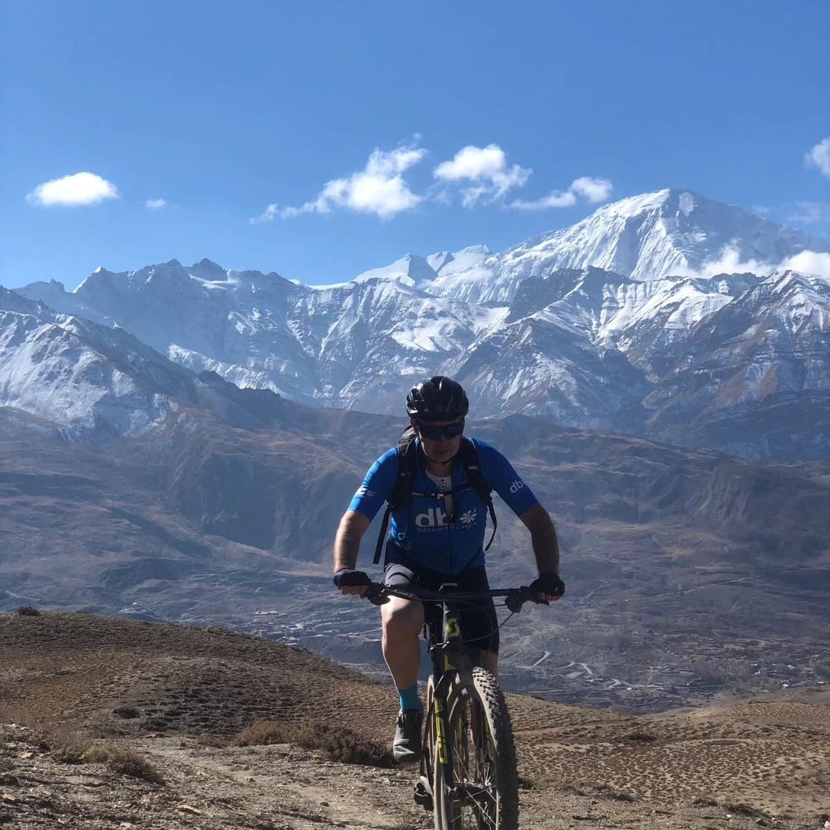Mountainbiker in Himalayas